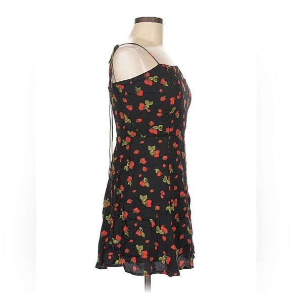 Strawberry Presley Dress | Reformation 8 - Picture 3 of 8